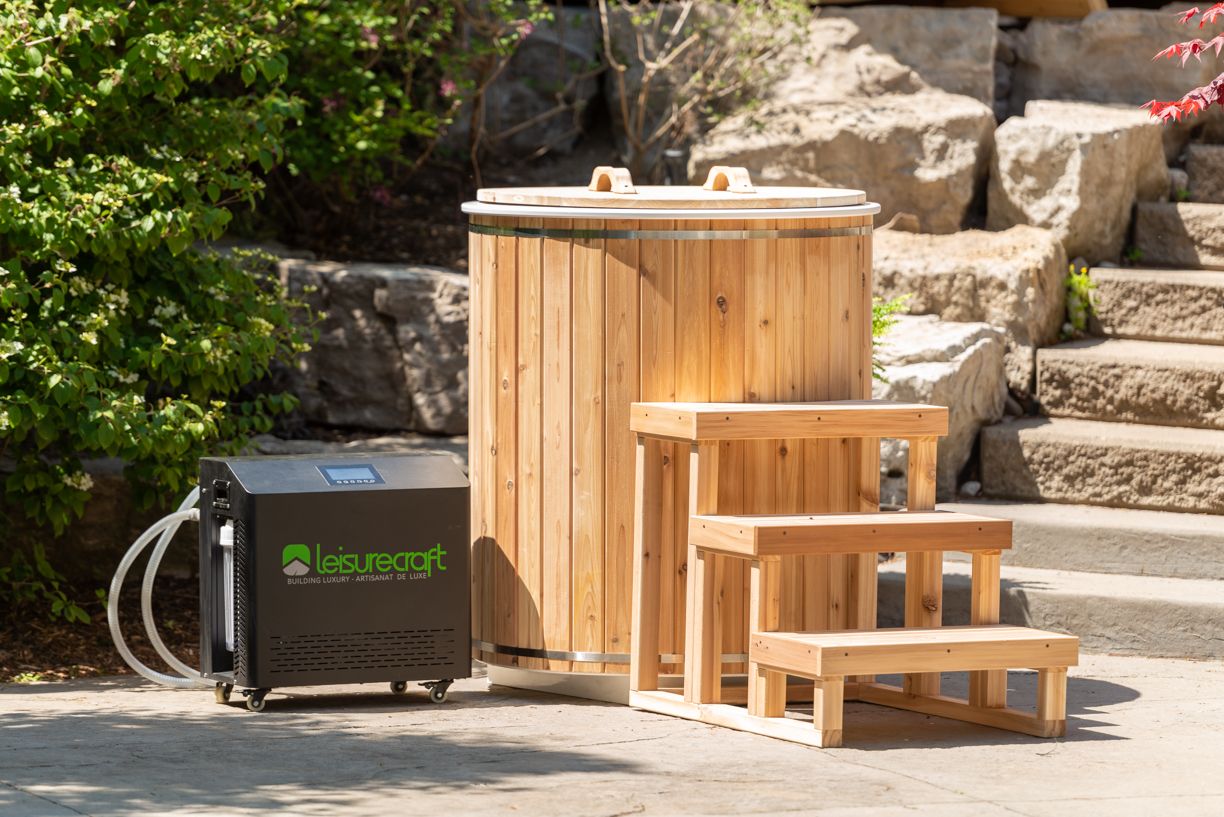 Outdoor wooden cold plunge tub with closed lid, Canadian-made for home cold therapy